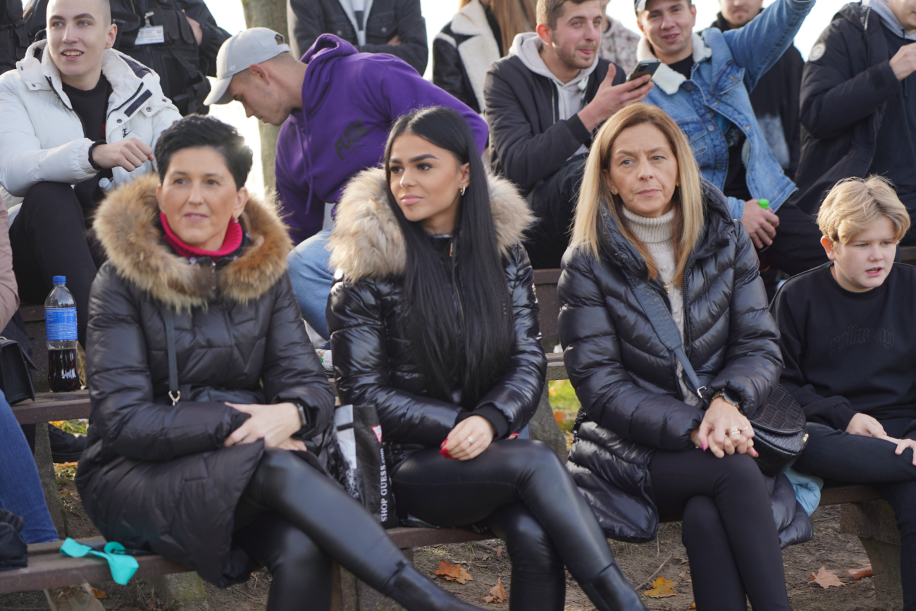 Pełne trybuny, mnóstwo policji. Takiego meczu jeszcze tu nie było ZDJĘCIA