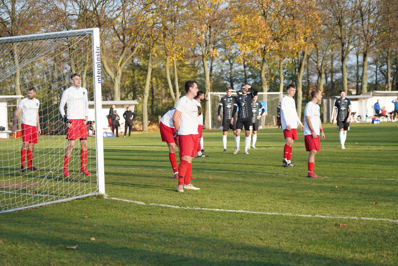 Pełne trybuny, mnóstwo policji. Takiego meczu jeszcze tu nie było ZDJĘCIA