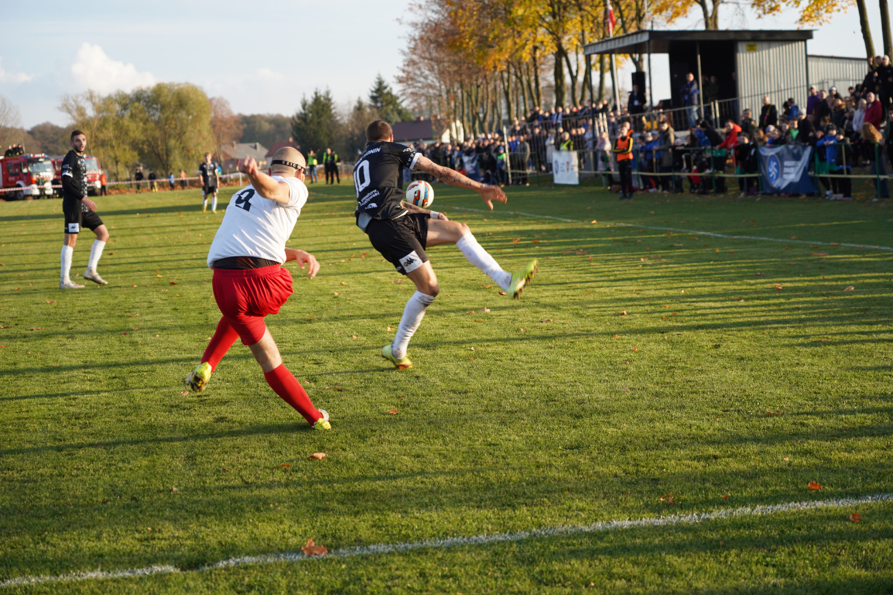 Pełne trybuny, mnóstwo policji. Takiego meczu jeszcze tu nie było ZDJĘCIA