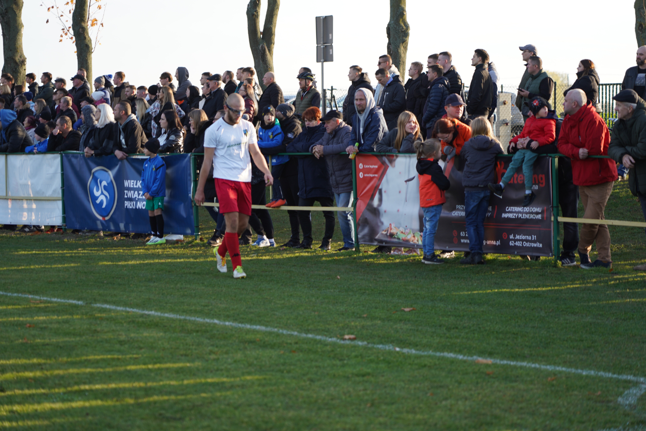Pełne trybuny, mnóstwo policji. Takiego meczu jeszcze tu nie było ZDJĘCIA