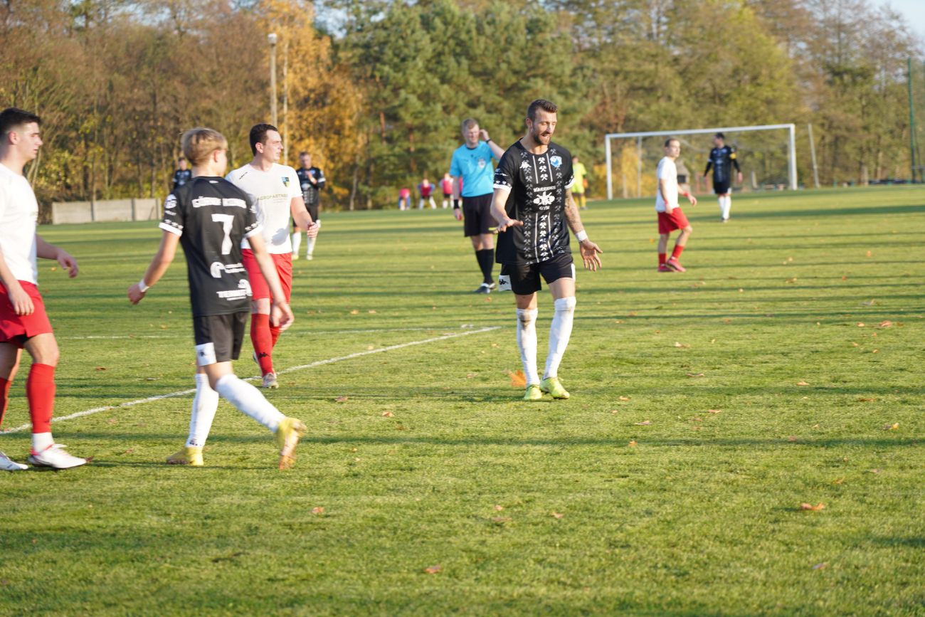 Pełne trybuny, mnóstwo policji. Takiego meczu jeszcze tu nie było ZDJĘCIA