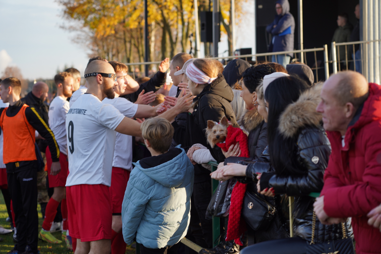 Pełne trybuny, mnóstwo policji. Takiego meczu jeszcze tu nie było ZDJĘCIA