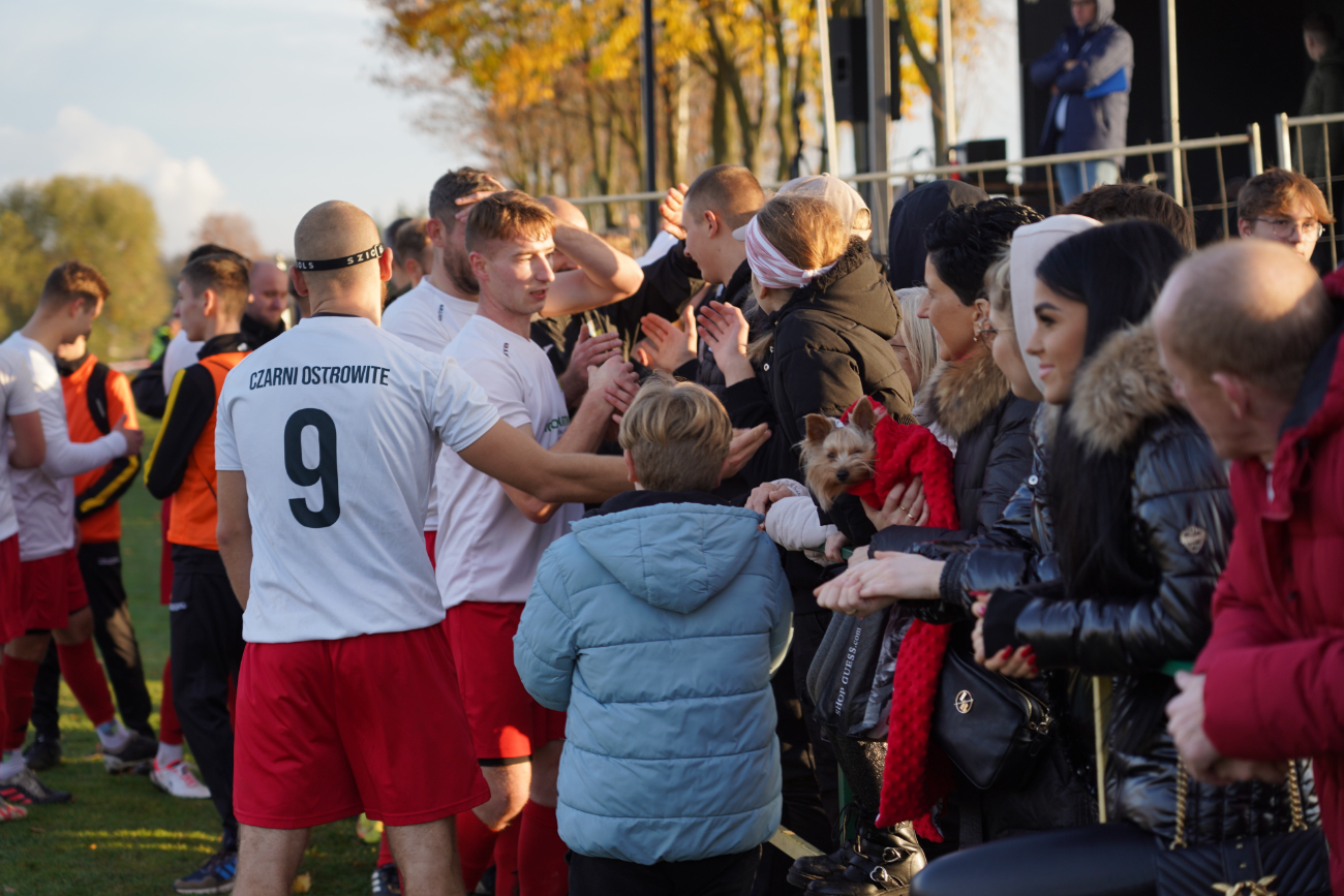 Pełne trybuny, mnóstwo policji. Takiego meczu jeszcze tu nie było ZDJĘCIA
