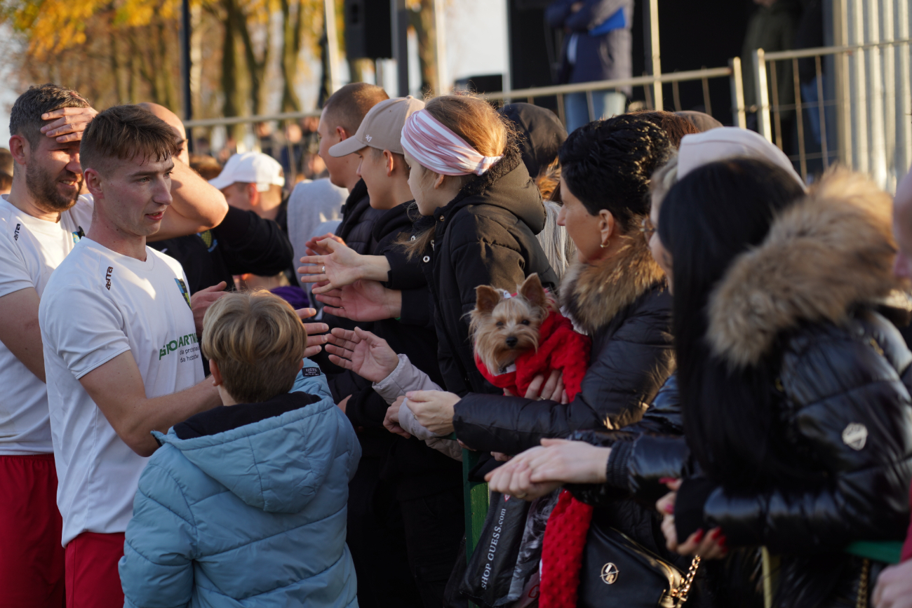 Pełne trybuny, mnóstwo policji. Takiego meczu jeszcze tu nie było ZDJĘCIA