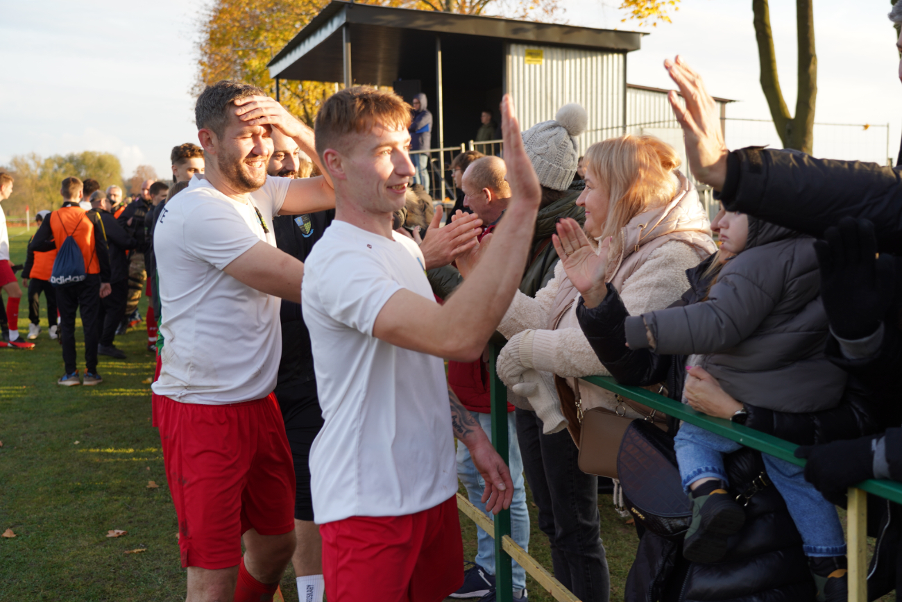 Pełne trybuny, mnóstwo policji. Takiego meczu jeszcze tu nie było ZDJĘCIA