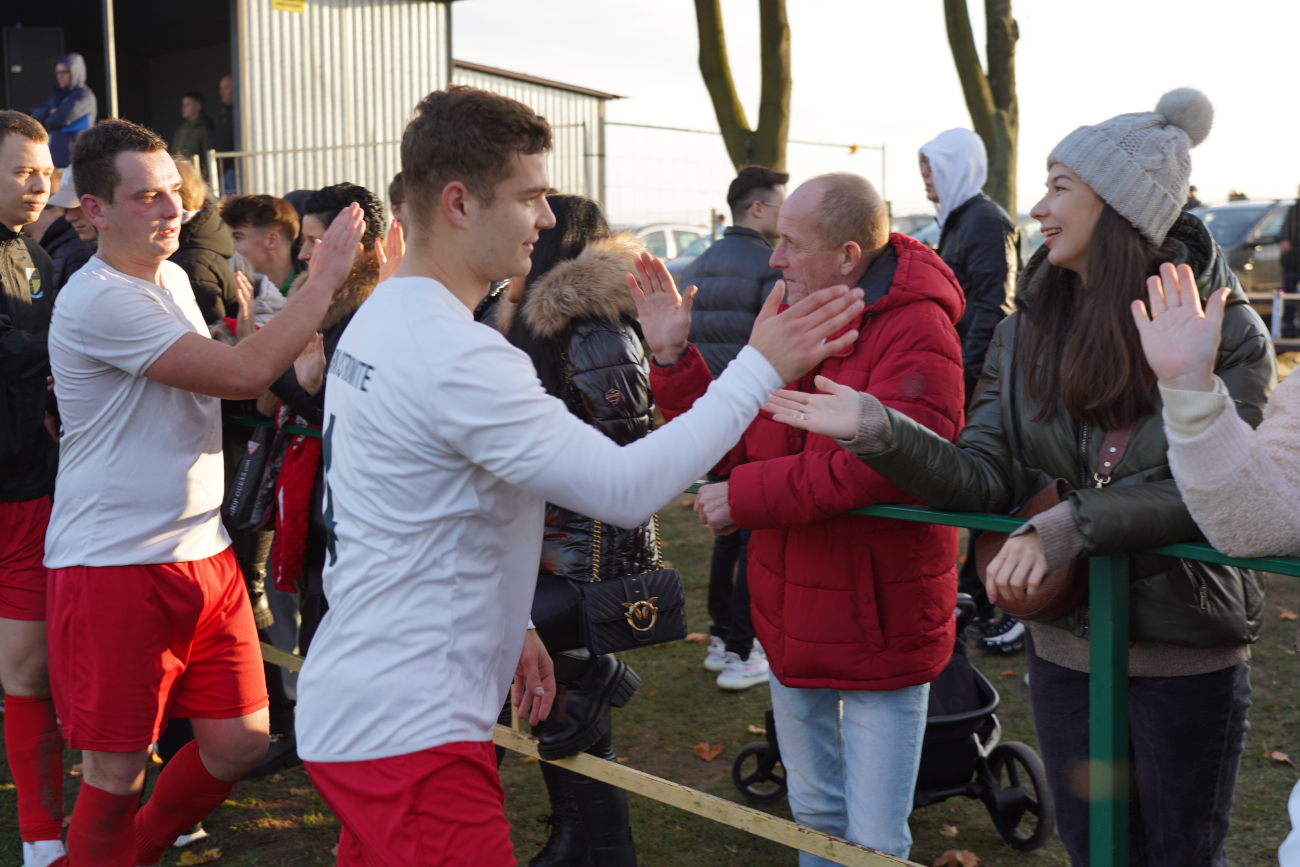 Pełne trybuny, mnóstwo policji. Takiego meczu jeszcze tu nie było ZDJĘCIA