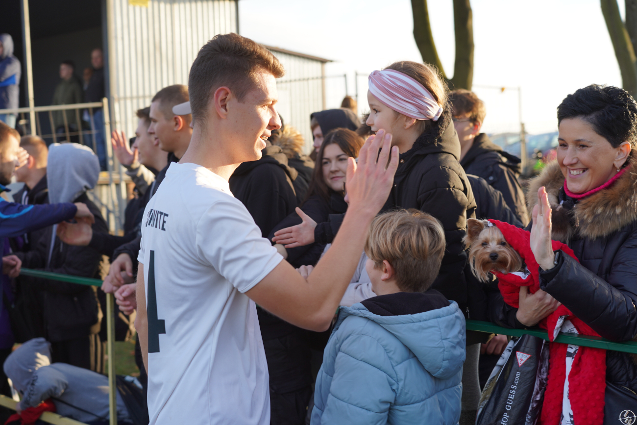Pełne trybuny, mnóstwo policji. Takiego meczu jeszcze tu nie było ZDJĘCIA