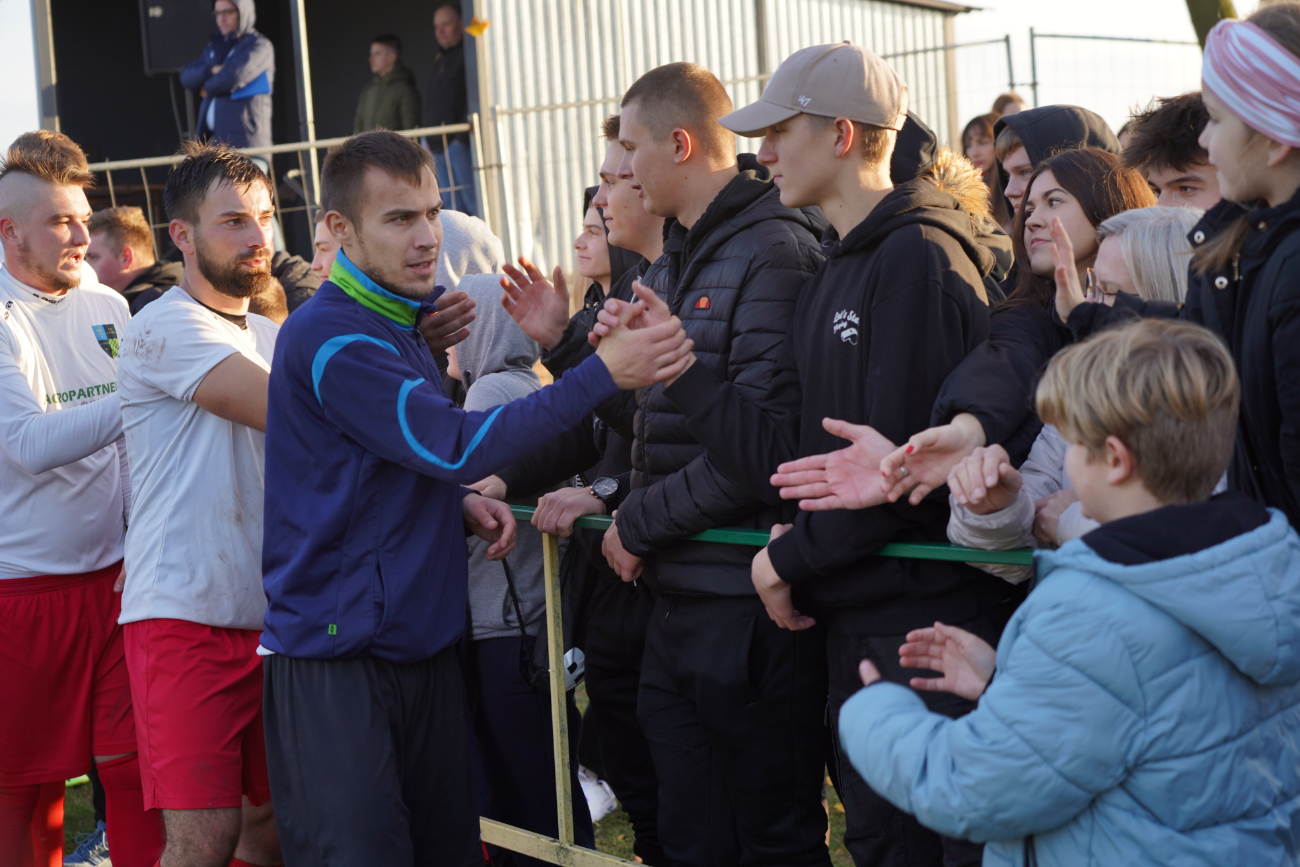 Pełne trybuny, mnóstwo policji. Takiego meczu jeszcze tu nie było ZDJĘCIA