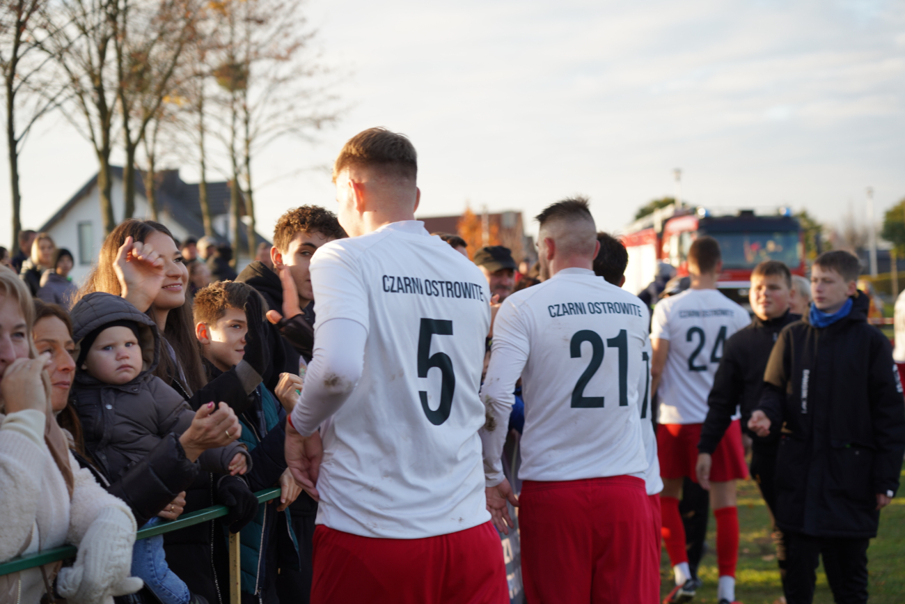 Pełne trybuny, mnóstwo policji. Takiego meczu jeszcze tu nie było ZDJĘCIA