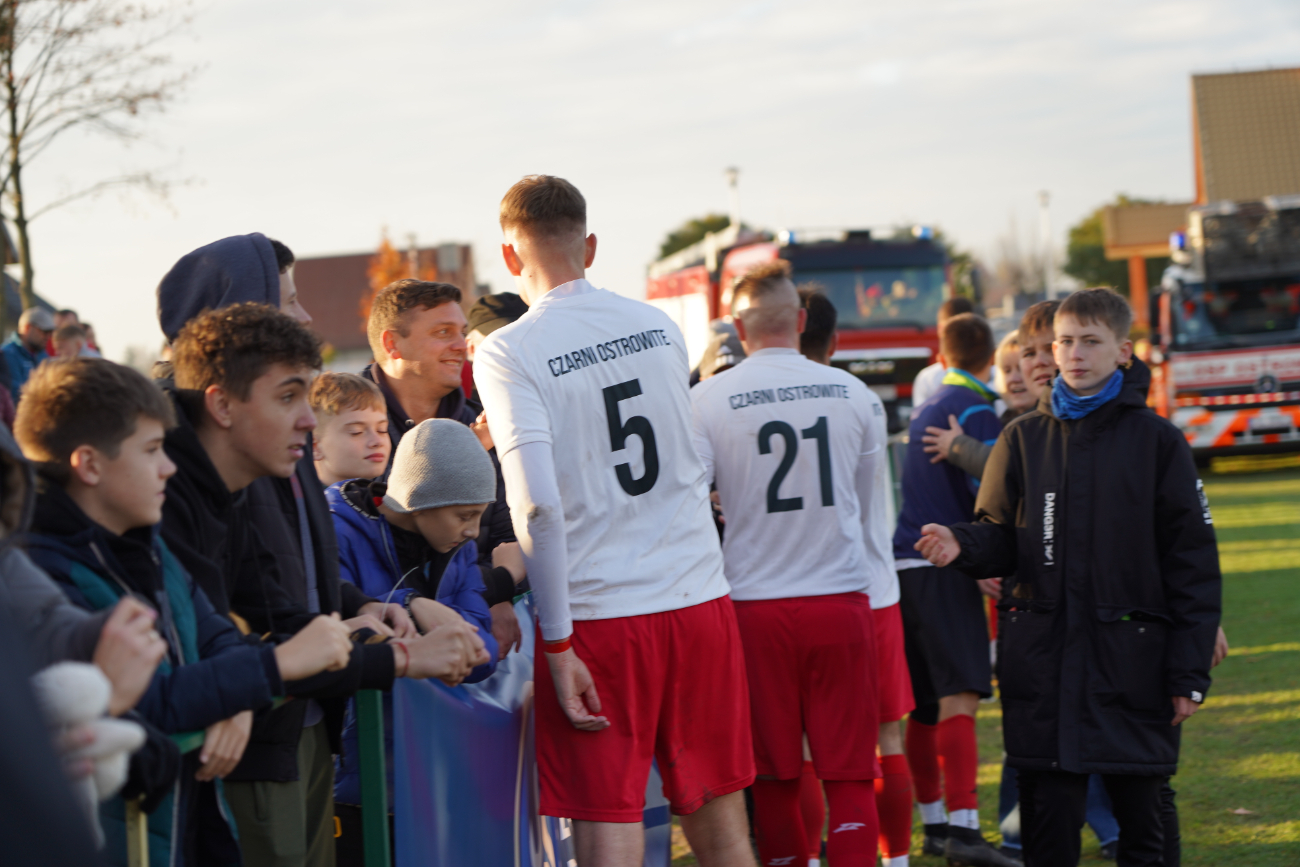 Pełne trybuny, mnóstwo policji. Takiego meczu jeszcze tu nie było ZDJĘCIA