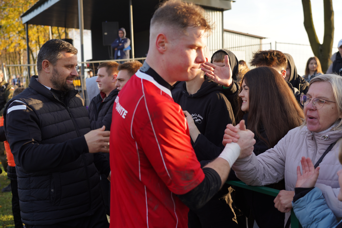 Pełne trybuny, mnóstwo policji. Takiego meczu jeszcze tu nie było ZDJĘCIA