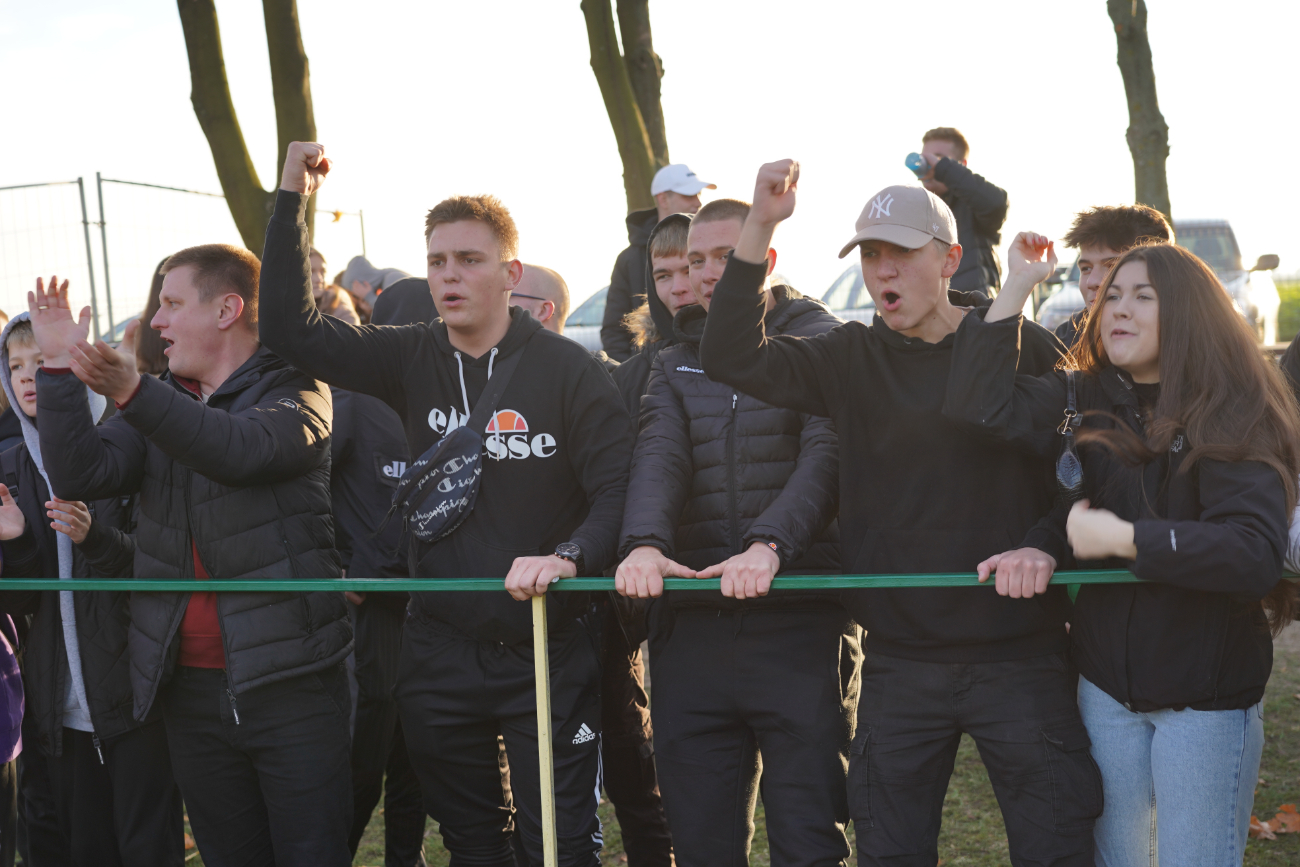 Pełne trybuny, mnóstwo policji. Takiego meczu jeszcze tu nie było ZDJĘCIA