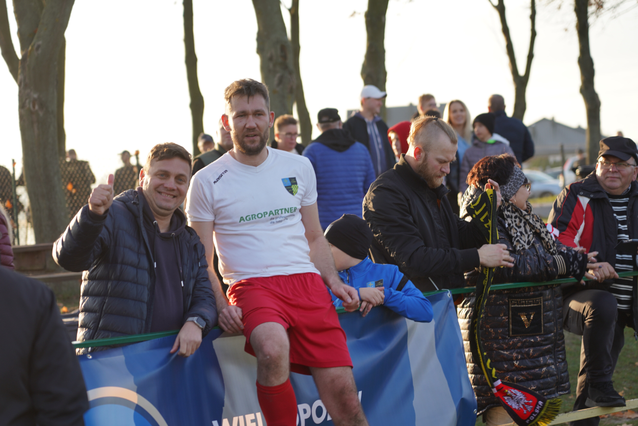 Pełne trybuny, mnóstwo policji. Takiego meczu jeszcze tu nie było ZDJĘCIA