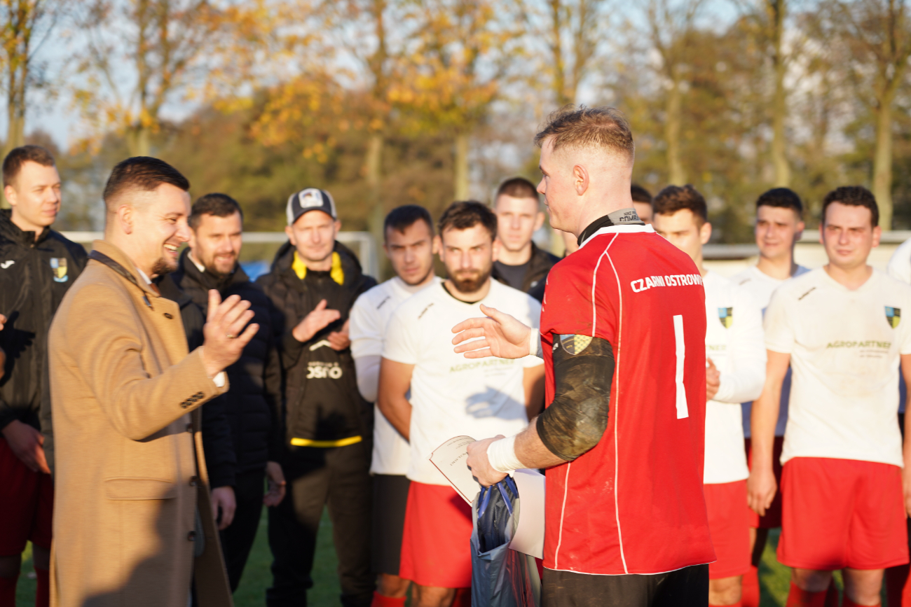 Pełne trybuny, mnóstwo policji. Takiego meczu jeszcze tu nie było ZDJĘCIA