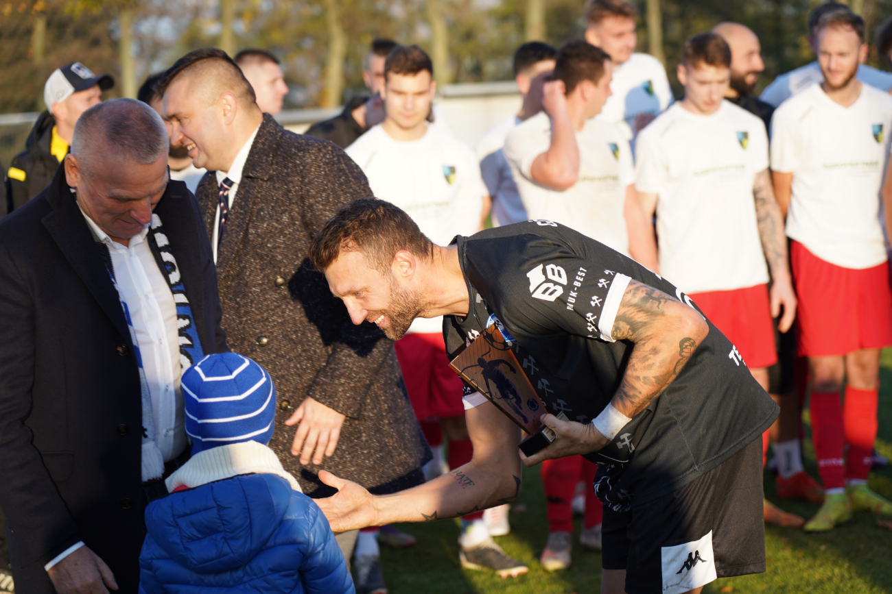 Pełne trybuny, mnóstwo policji. Takiego meczu jeszcze tu nie było ZDJĘCIA