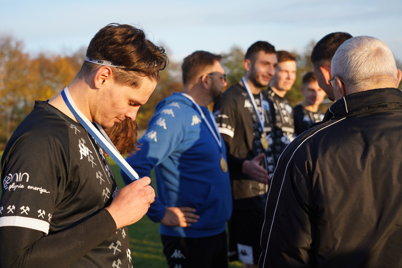 Pełne trybuny, mnóstwo policji. Takiego meczu jeszcze tu nie było ZDJĘCIA