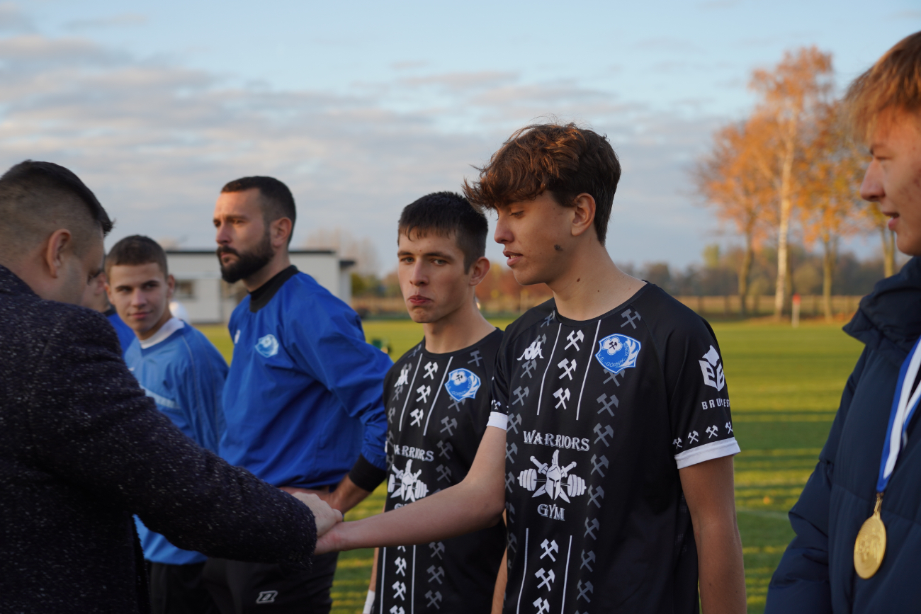 Pełne trybuny, mnóstwo policji. Takiego meczu jeszcze tu nie było ZDJĘCIA