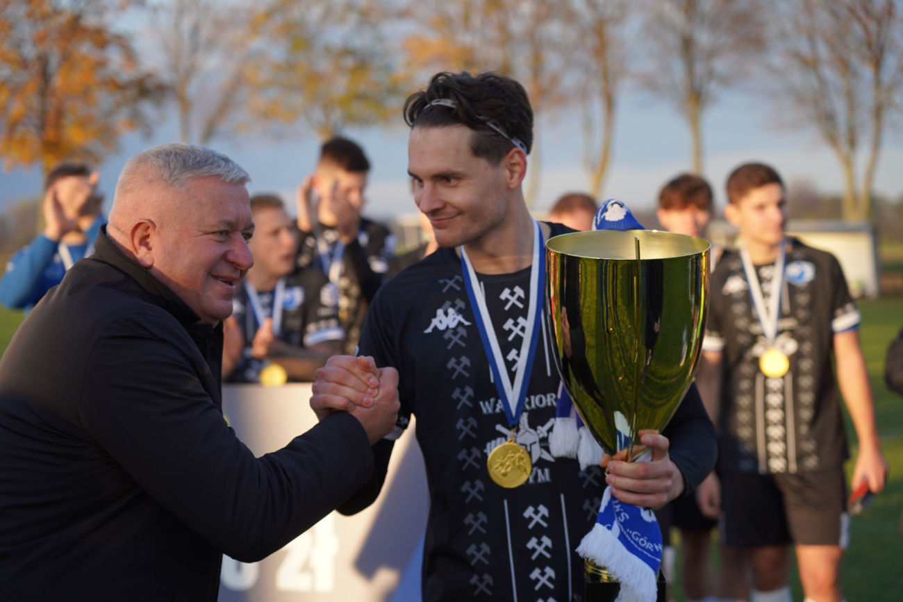 Pełne trybuny, mnóstwo policji. Takiego meczu jeszcze tu nie było ZDJĘCIA