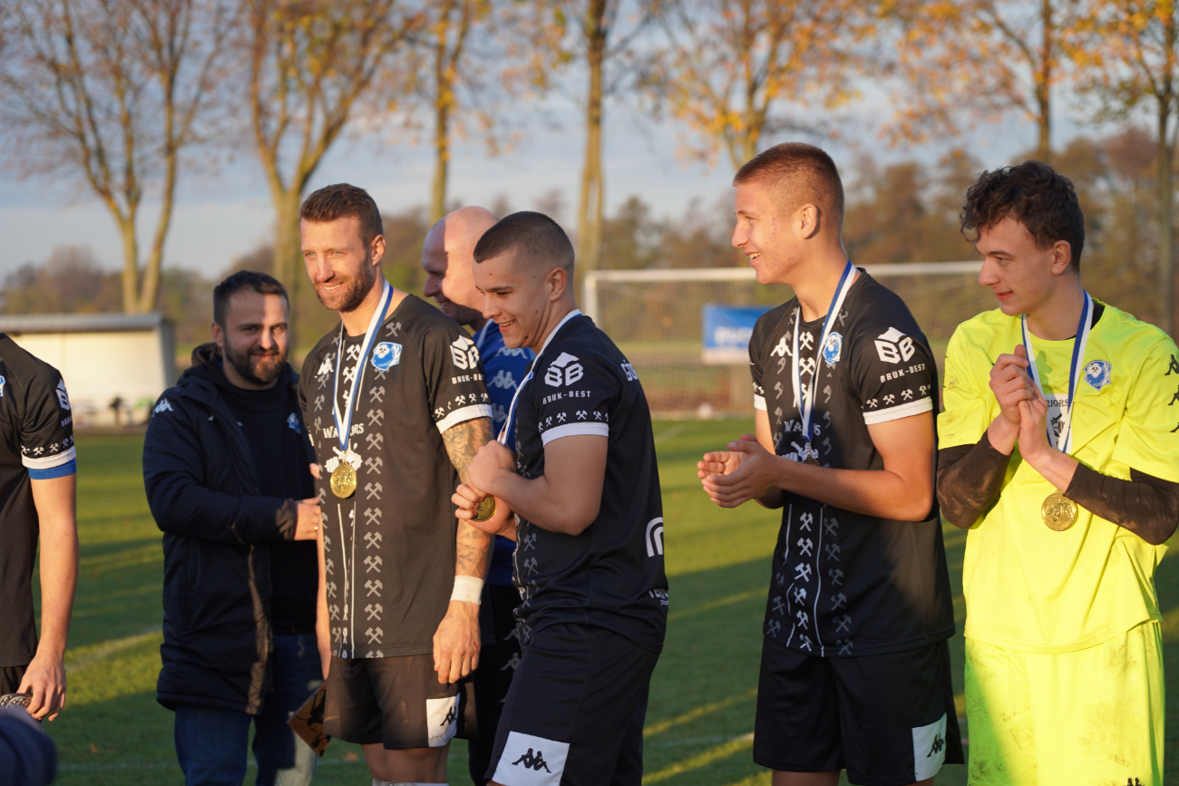 Pełne trybuny, mnóstwo policji. Takiego meczu jeszcze tu nie było ZDJĘCIA