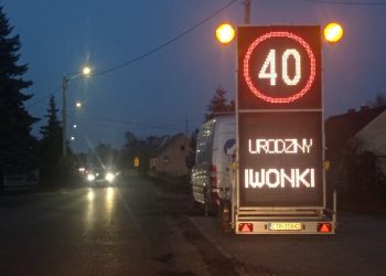 Nietypowe znaki stanęły przy drodze. Kierowcy mogli być zaskoczeni