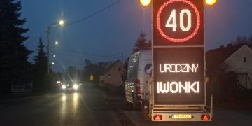 Nietypowe znaki stanęły przy drodze. Kierowcy mogli być zaskoczeni