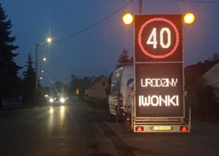 Nietypowe znaki stanęły przy drodze. Kierowcy mogli być zaskoczeni