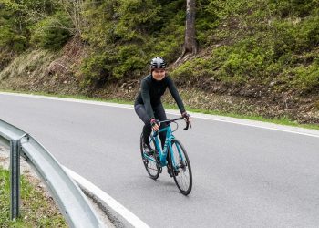 Dojazdy do pracy jesienią — kiedy z roweru przesiąść się do samochodu?