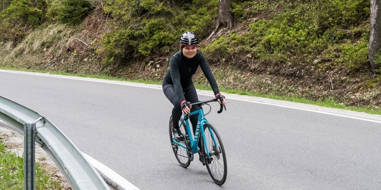 Dojazdy do pracy jesienią — kiedy z roweru przesiąść się do samochodu?