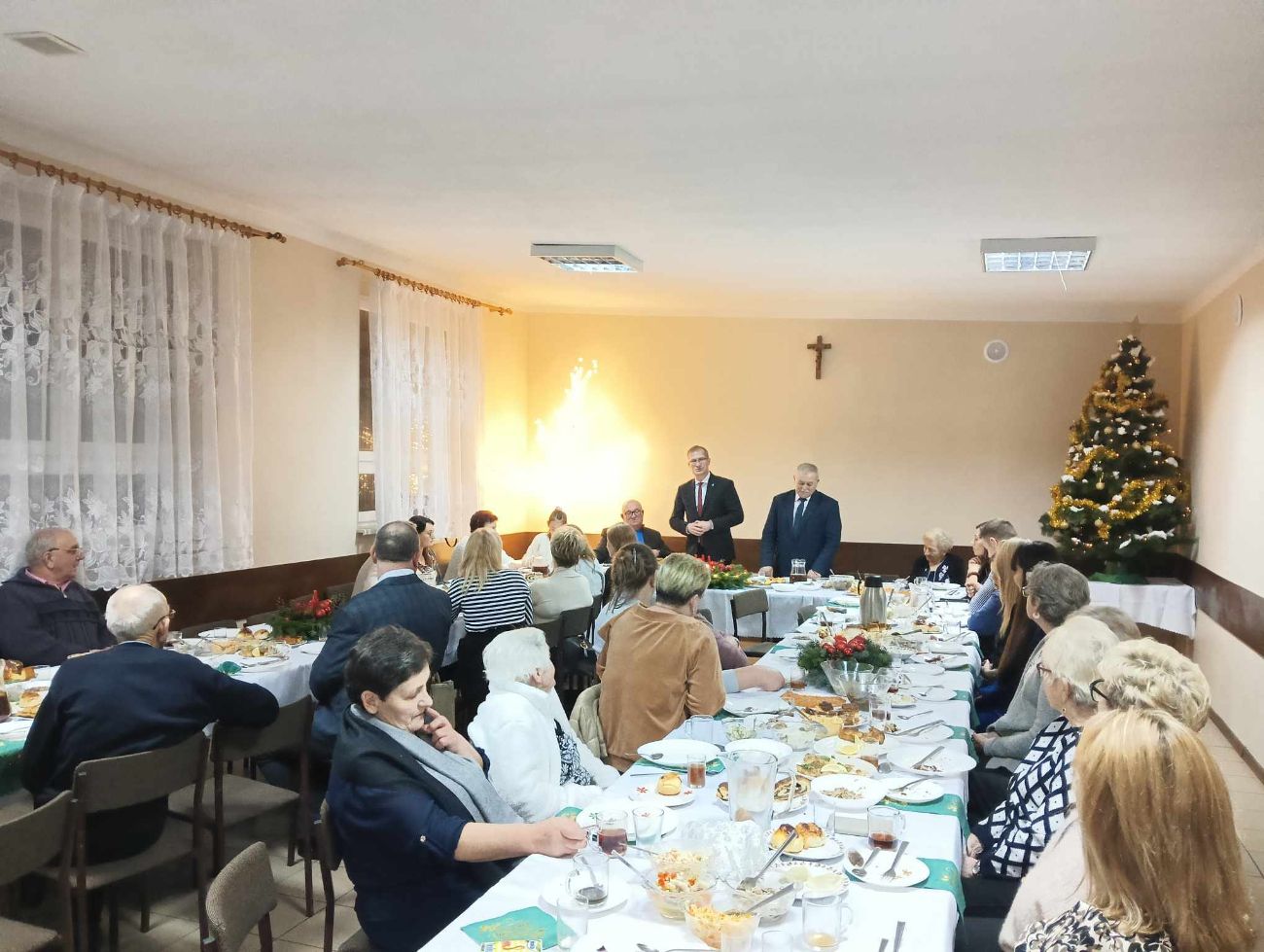 Mikołaj z Paniami z KGW w Wierzbocicach