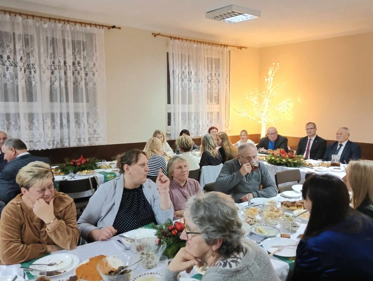 Mikołaj z Paniami z KGW w Wierzbocicach