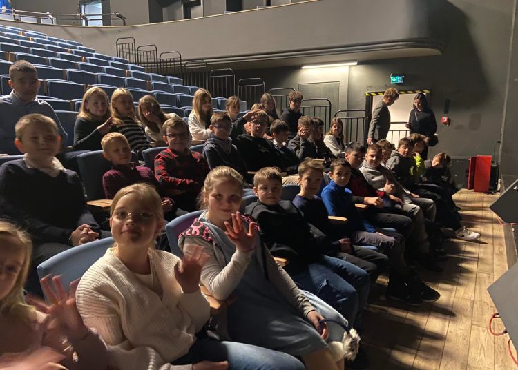 Uczniowie z Kowalewa w teatrze