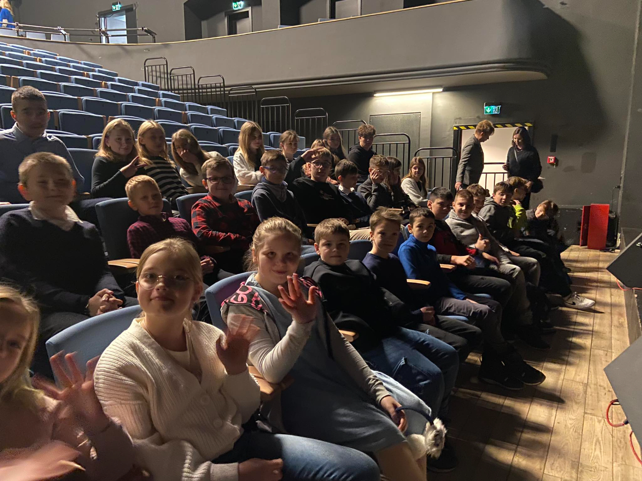 Uczniowie z Kowalewa w teatrze