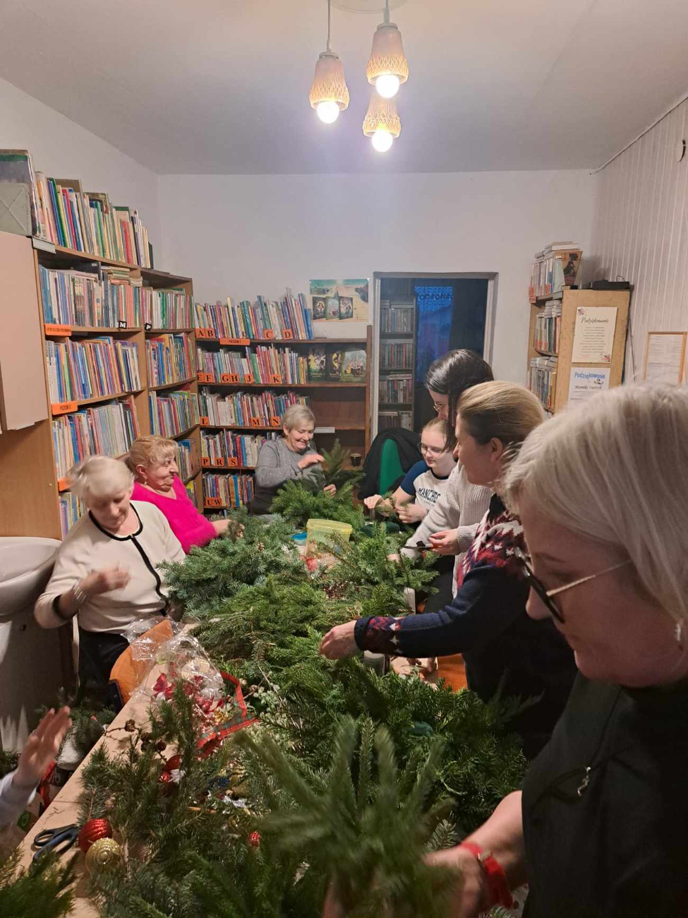 Stroiki świąteczne w cienińskiej bibliotece