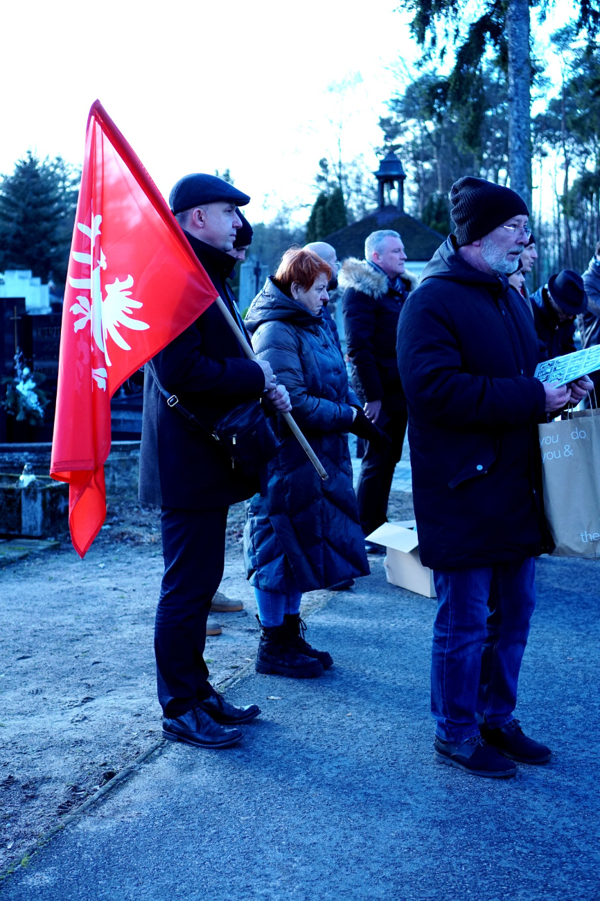 Spotkali się na cmentarzu, by uczcić bohaterów