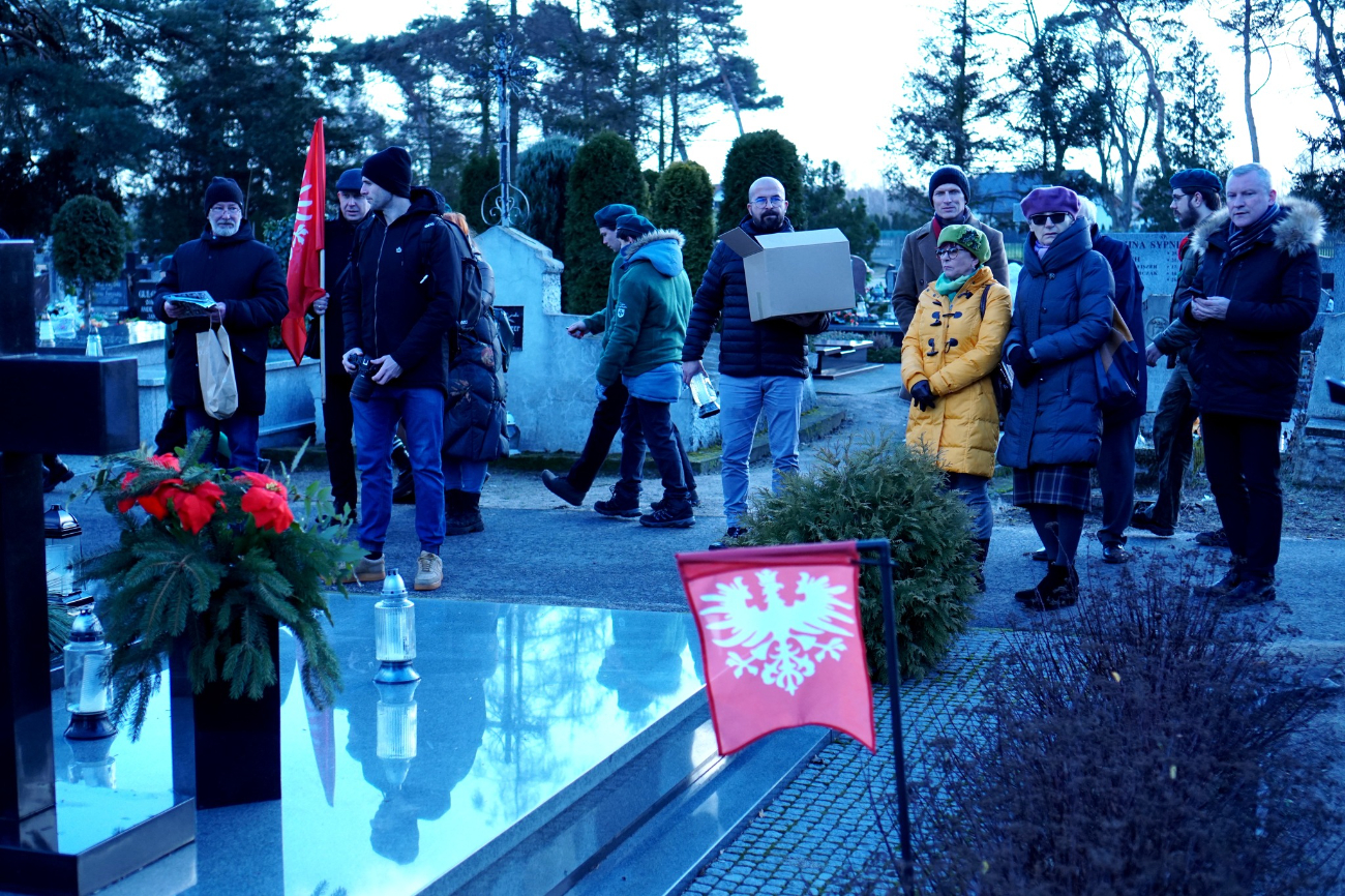 Spotkali się na cmentarzu, by uczcić bohaterów