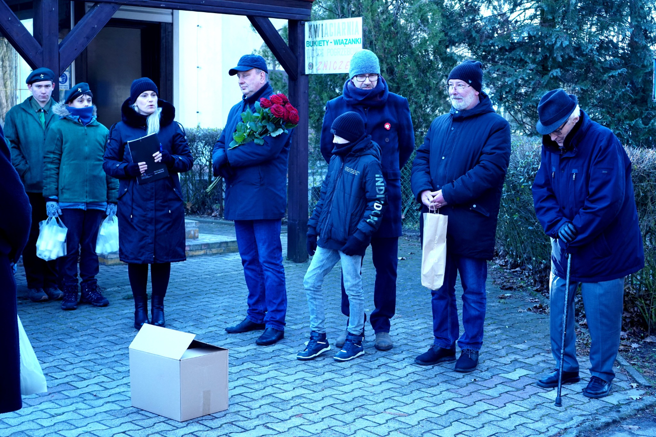 Spotkali się na cmentarzu, by uczcić bohaterów