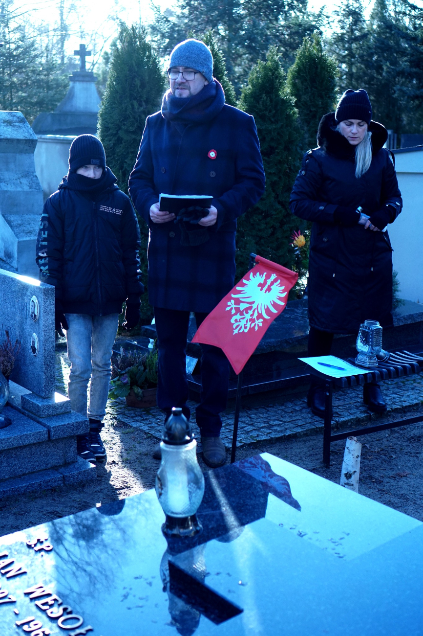 Spotkali się na cmentarzu, by uczcić bohaterów