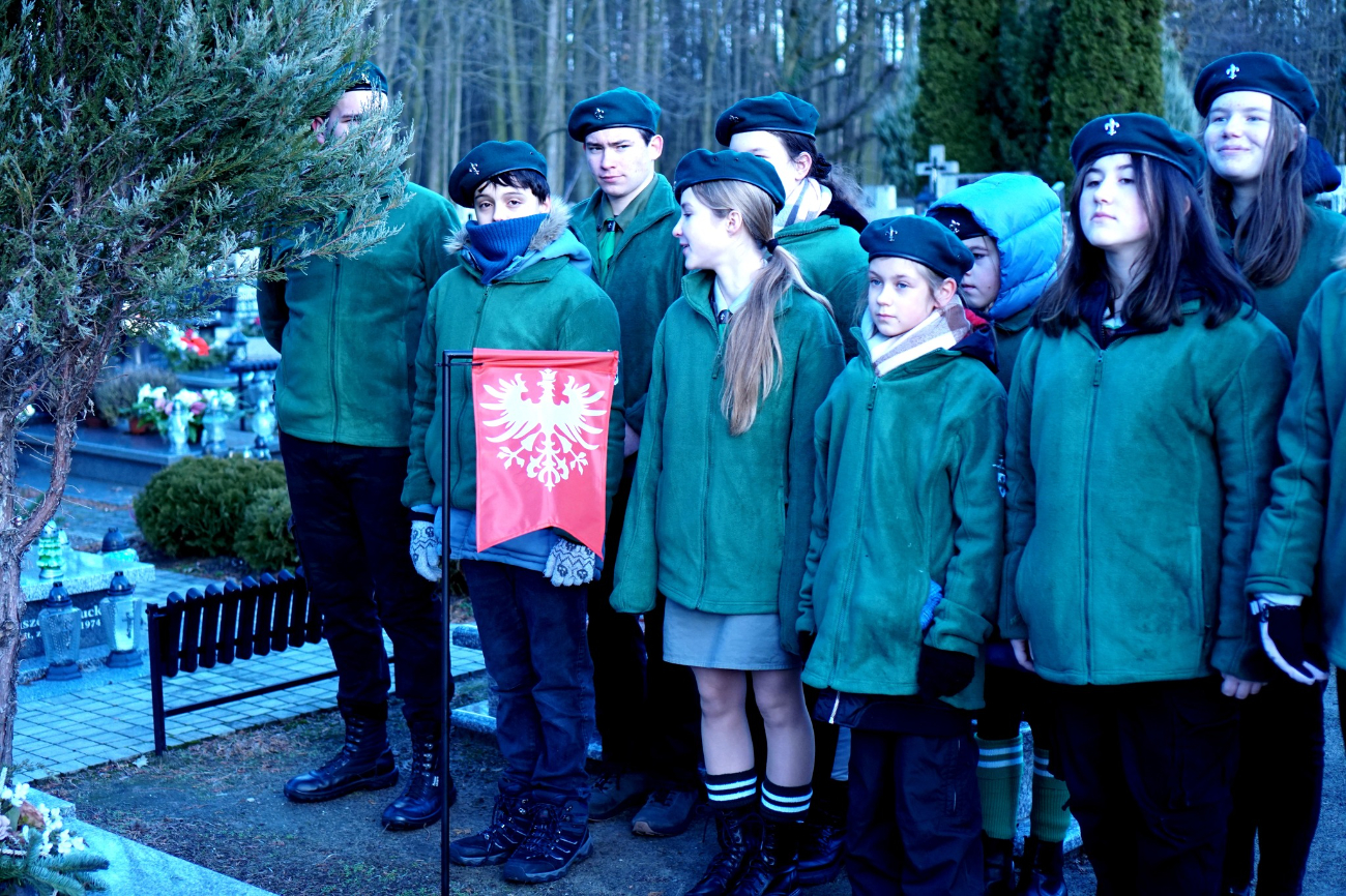 Spotkali się na cmentarzu, by uczcić bohaterów