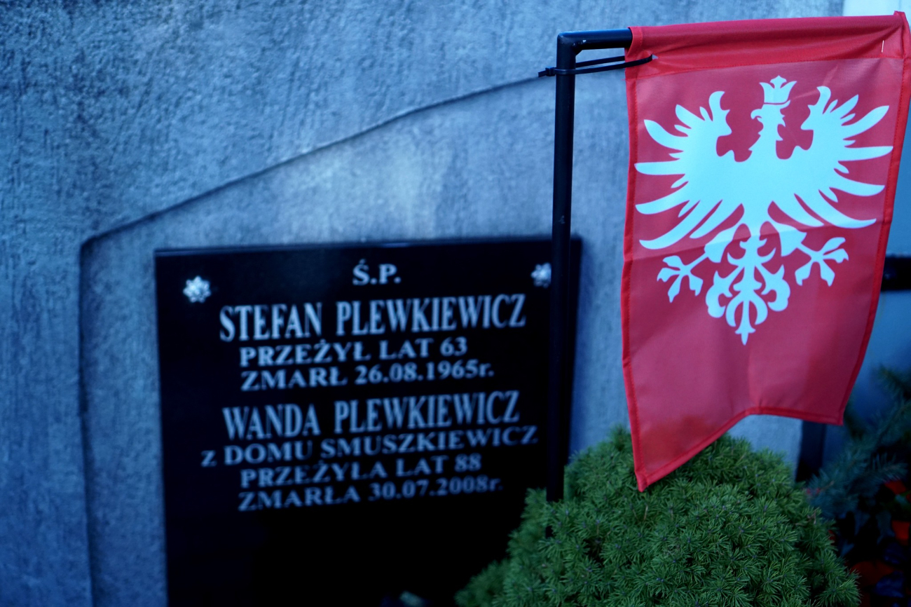 Spotkali się na cmentarzu, by uczcić bohaterów