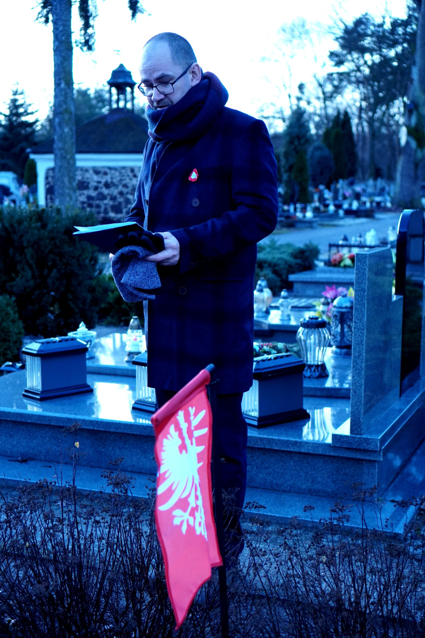 Spotkali się na cmentarzu, by uczcić bohaterów