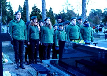 Spotkali się na cmentarzu, by uczcić bohaterów