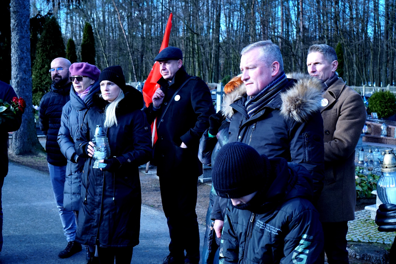 Spotkali się na cmentarzu, by uczcić bohaterów