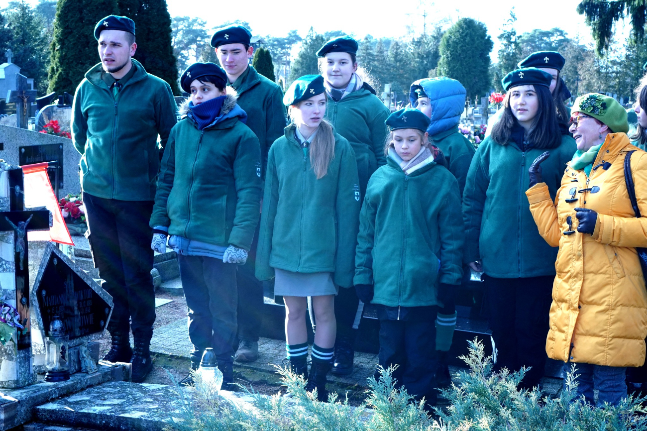 Spotkali się na cmentarzu, by uczcić bohaterów