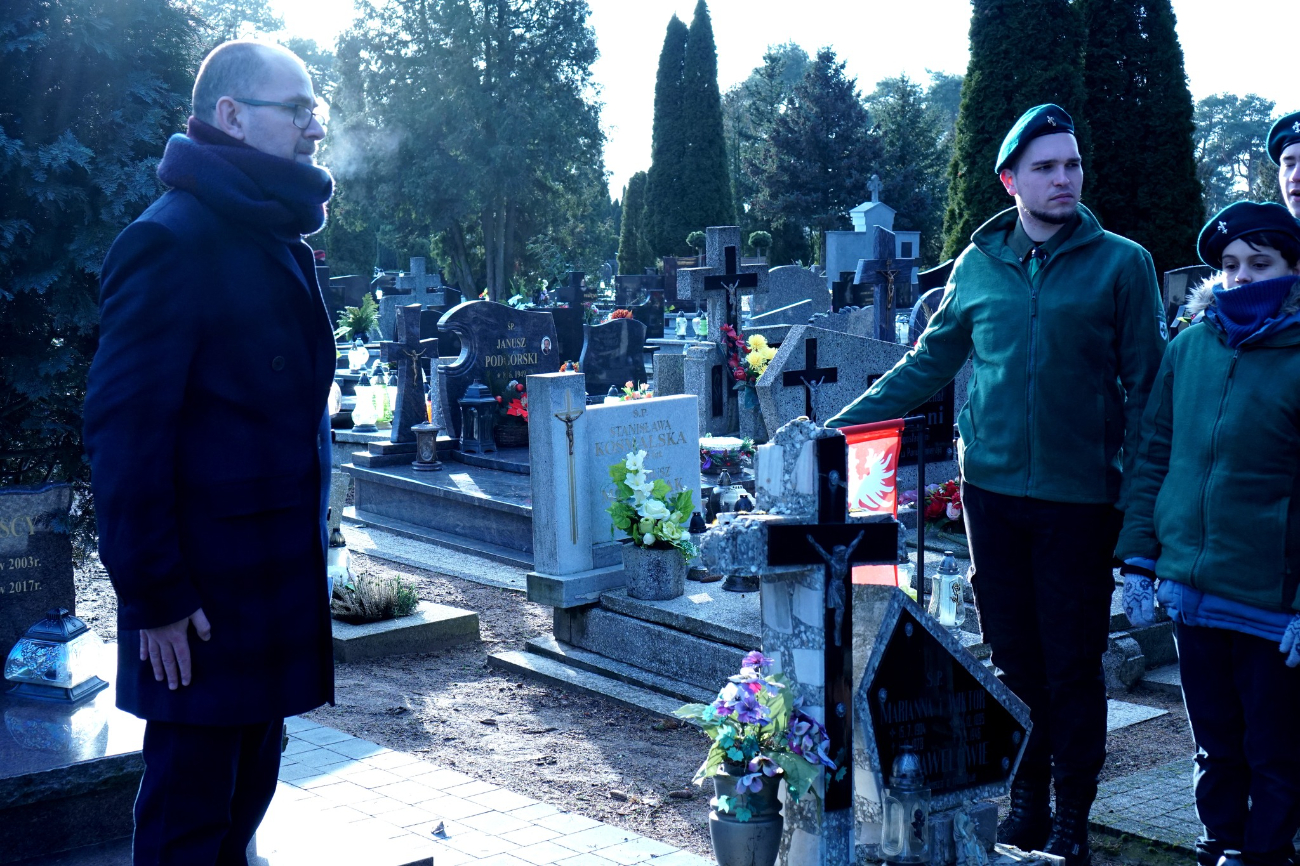 Spotkali się na cmentarzu, by uczcić bohaterów