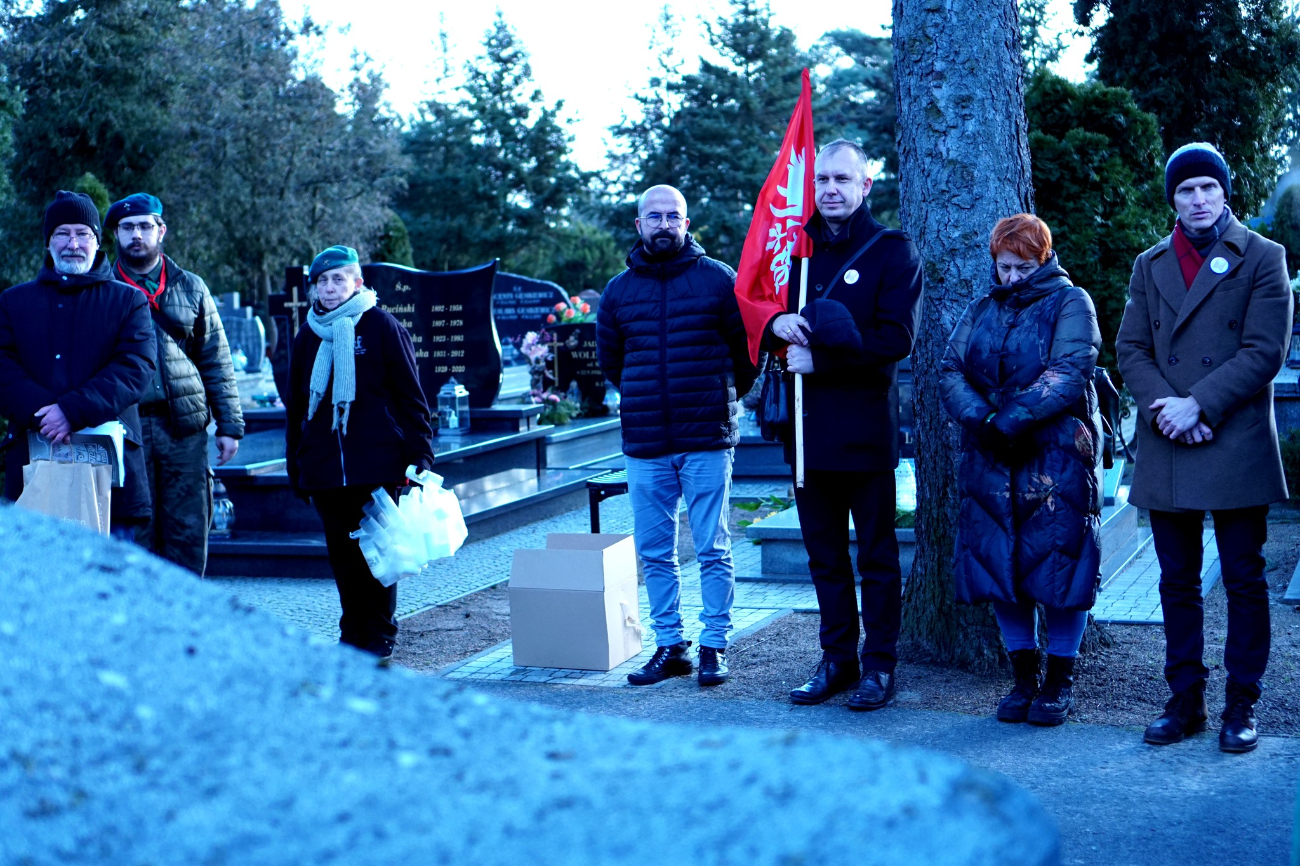 Spotkali się na cmentarzu, by uczcić bohaterów