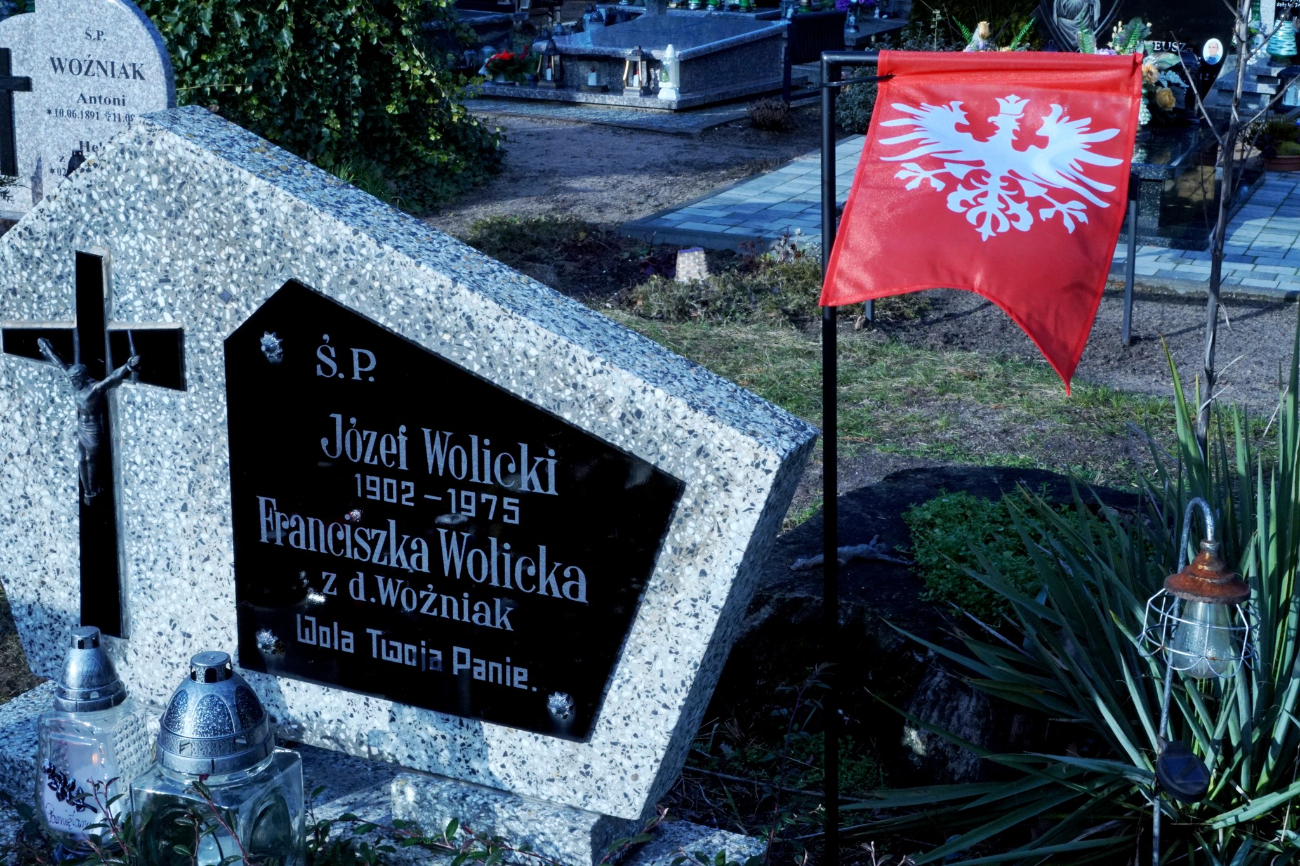 Spotkali się na cmentarzu, by uczcić bohaterów