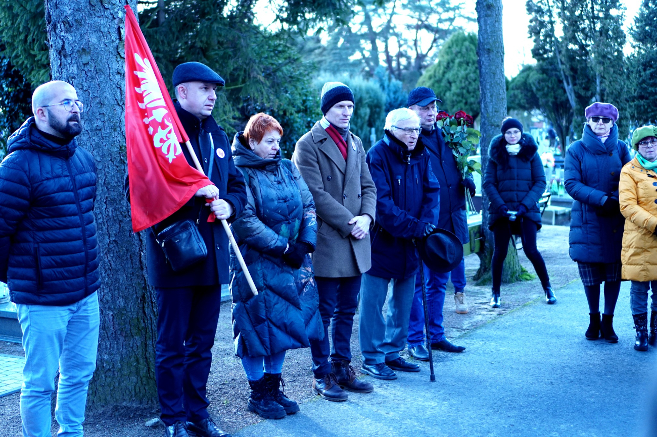 Spotkali się na cmentarzu, by uczcić bohaterów