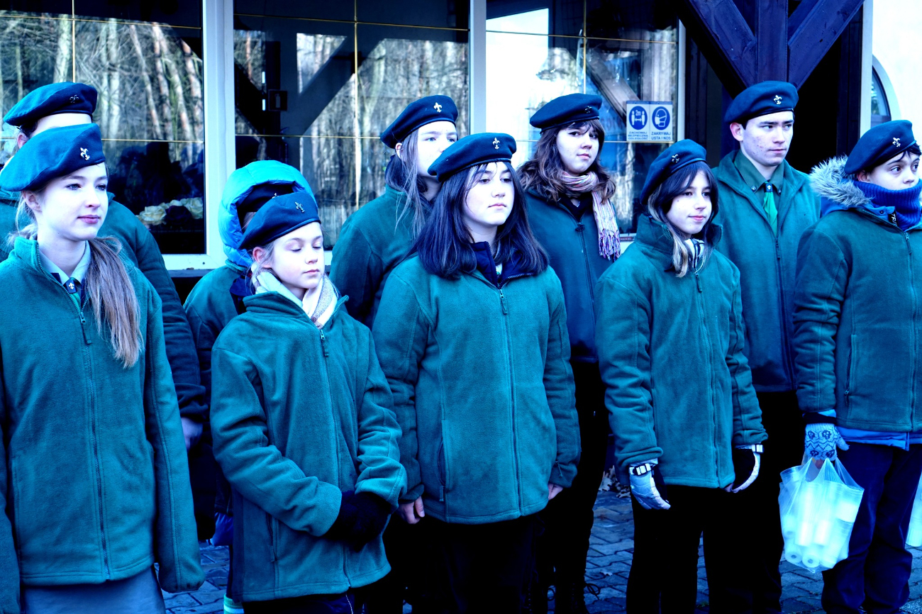 Spotkali się na cmentarzu, by uczcić bohaterów