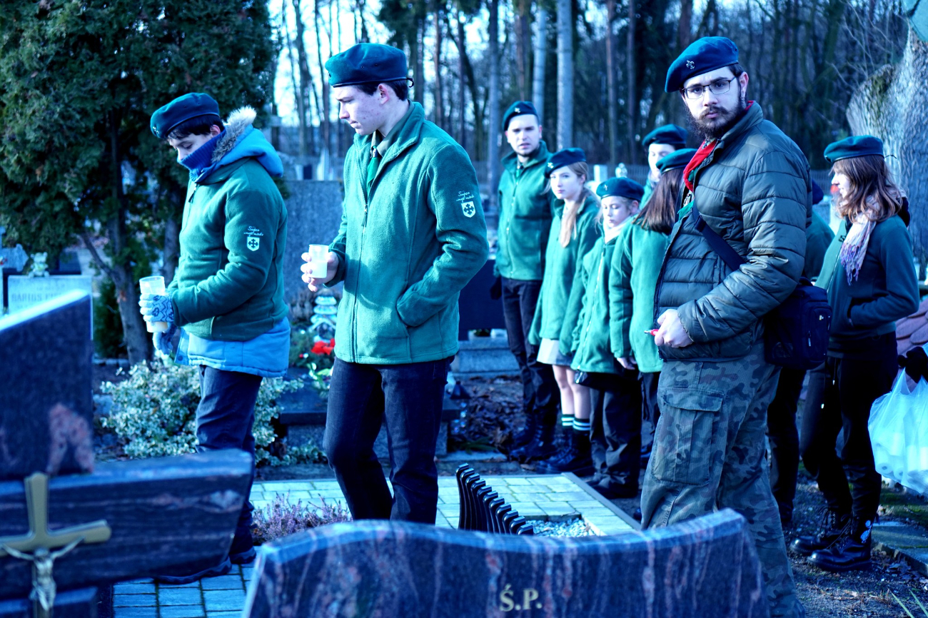 Spotkali się na cmentarzu, by uczcić bohaterów