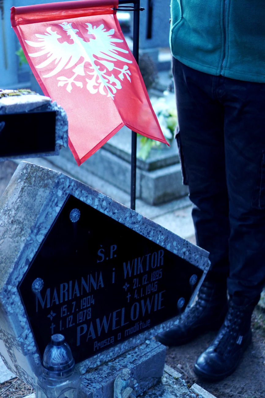 Spotkali się na cmentarzu, by uczcić bohaterów